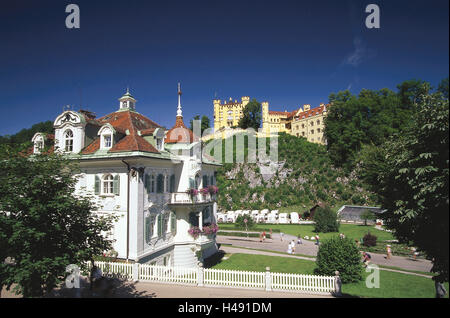 Deutschland, Ost-Allgäu, Füssen, Schloss hohen Schwan Region außerhalb, Touristen, Allgäu, hohe Schwan Region, Sperre, Gebäude, Haus, Hügel, Schlossgebäude, Architektur, Ort von Interesse, Tourismus, Person, Sonne, Himmel, blau, Stockfoto