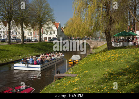 Deutschland, Schleswig - Holstein, Friedrich Stadt, Kanal, Boot, Tourismus, Stadt, Gebäude, Häuser, Architektur, Fluss, Eider, Treene, Kanal, Fluss, Nordland Fries, Person, Tourismus, Brücke, Grachten-Treenefahrten, Ausflug, Stockfoto