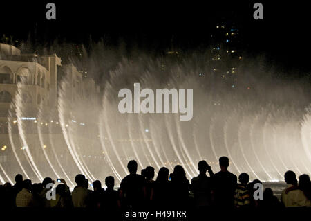 VAE, Dubai, Centrum, See, Brunnen, am Abend, Leute, Stockfoto