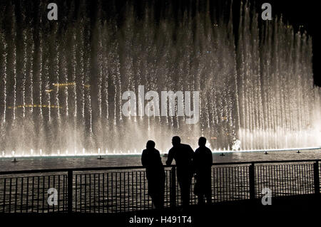 VAE, Dubai, Centrum, See, Brunnen, am Abend, Leute, Stockfoto