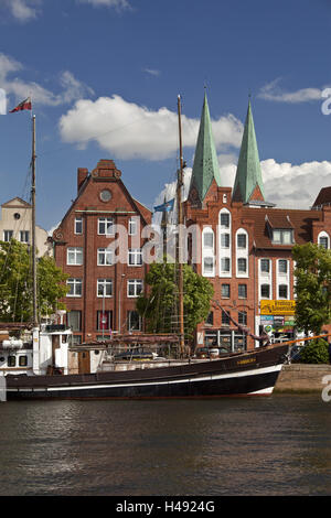 Deutschland, Schleswig - Holstein, Hansestadt, Old Town, Marien Kirche, Lübeck, Stadt, Blick auf die Stadt, Hanse, Ostsee, Meer, Küste, Architektur, Gebäude, Fluss, Schiff, Kirche, St. Marien, Hafen, investieren, Haus Fassaden, Schiff, Segelschiff, Ziegel Buildi Stockfoto