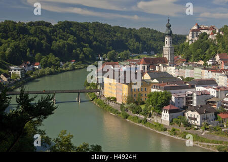 Deutschland, Oberbayern, Burghausen, Salzach, Stadtübersicht, Blick auf die Stadt, Salzach, Burg, Kirche, Brücke, Fluss, Landschaft, Bayern, Festung, Ort von Interesse, bauchige Spire, Struktur, Gebäude, Brücke, Hausfassade, Kirchturm, Turm, Sommer, Saison, Häuser Stockfoto