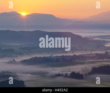 Deutschland, Bayern, Allgäu, Berge, Sonnenaufgang, Nebel, Landschaft, Kulturlandschaft, Berge, Alpen, Early, Morgen, morgen-Stimmung, Roter Himmel, Tourismus, Idylle, Roter Himmel, Stille, Sonne, Sonnenstrahlen, Sonnenstrahlen, Aussicht, Fernsicht, Aussicht, Sonne, Stockfoto