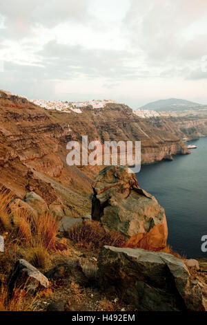 Griechenland, Cyclades, Santorini, Firostefani, Blick von der Skaros Felsen, auf der rechten Seite der Inselhauptstadt Fira, Stockfoto