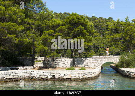 Kroatien, Dalmatien, Insel Mljet, Nationalpark, Mali Fruchtsaft, kleine Brücke in der Soline-Kanal, Stockfoto