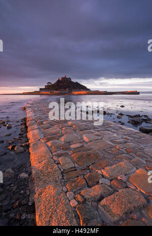 Erste Licht des Tages auf dem Steindamm führt nach St. Michaels Mount, Marazion, Cornwall, England. Winter (Januar) 2014. Stockfoto