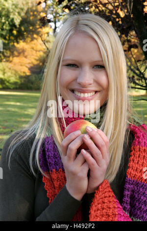 Frau hält Apfel, Porträt, Stockfoto