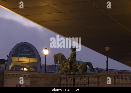 Österreich, Wien, Raum Albertina, bluten Statue der Habsburger Erzherzog Albrecht auf der Albrecht-Rampe vor der Palais Erzherzog Albrecht, "Soravia Wing" von Hans Hollein, 2007, Stockfoto