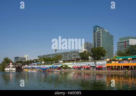 Österreich, Wien, Blick über die Donau und die Copa Kagrana auf UNO-City, Donau City, Stockfoto
