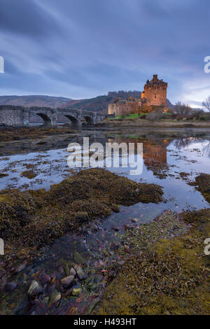 Eilean Donan Castle in der Dämmerung, Dornie, Schottland. Stockfoto