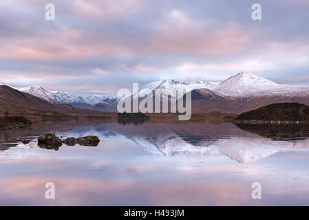 Fixiert man bedeckt Na h-Achlaise und Schnee schwarz montieren Bergkette, Rannoch Moor, Schottland. Winter (November) 2013. Stockfoto