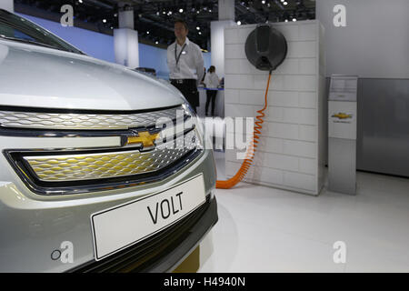 Chevrolet VOLT bei einer simulierten elektrische Ladestation station, Plug-in-Hybrid-Fahrzeug, IAA, Internationale Automobilausstellung IAA 2011, Frankfurt am Main, Stockfoto