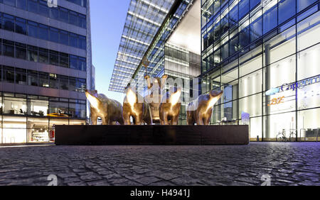 Skulptur mit Berliner Bären, Nachbildung der Quadriga, Neues Kranzler Eck, Kurfürstendamm, KuDamm, City-West, Charlottenburg, Berlin, Deutschland, Europa, Stockfoto