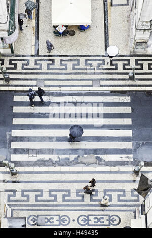 Menschen mit Regenschirmen, vertikale Ansicht von der Elevador de Santa Justa, historischen Aufzug, Lissabon, Portugal, Stockfoto