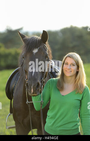 Teenager-Mädchen, Pferd, Arabische Haflinger, Wiese, Vorderansicht, stehen, Blick in die Kamera, Stockfoto