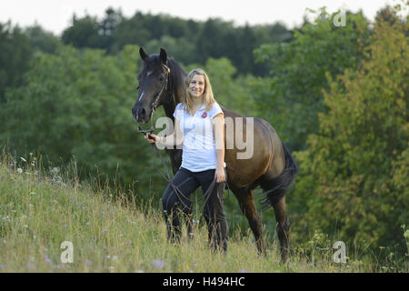 Teenager-Mädchen, Pferd, Arabische Haflinger, Wiese, stehen, Blick in die Kamera, Stockfoto