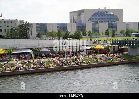 Deutschland, Berlin, Ludwig Erhard-Ufer, promenade, "Hauptstadt-Strand", Liegewiese, Gäste, Spree-Ufer, Kanzleramt, Sommer, Berlin Zoo, Erlebnisgastronomie, Gastronomie, Café, Bar, Strandbar Capital, street Bar, Straßencafé, Straße Restaurant, Palmen, Weg, Wanderweg, Riverside, Wiese, Liegestühlen, Menschen, Passanten, Touristen, sitzen, Sonne selbst, Freizeit, Erholung, Unterhaltung, Büro der Bundeskanzlerin, Tourismus, Blick auf die Stadt, Stockfoto