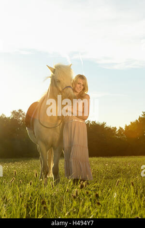 junge Frau, Pferd, Islandpferd, Wiese, stehen, Blick in die Kamera, Landschaft, Stockfoto