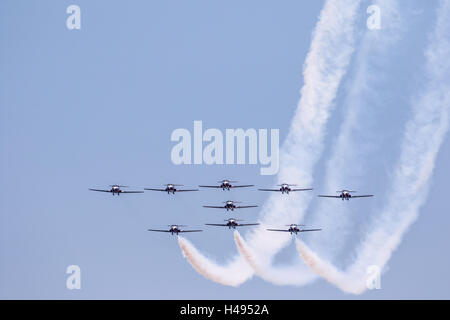 Neun Canadian Forces Snowbirds fliegen in die Bildung großer Pfeil Stockfoto