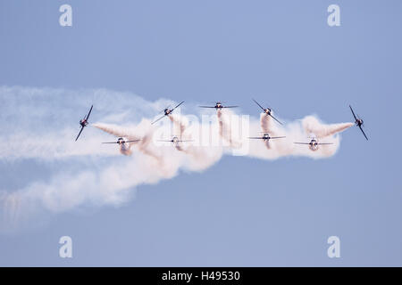 Neun Kanadische Streitkräfte Snowbirds ein Manöver ausführen Stockfoto