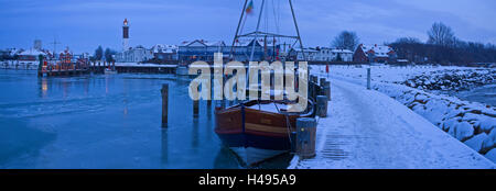 Deutschland, Mecklenburg-Vorpommern, Dorf Timmen, Hafen, Sonnenuntergang, Leuchtturm, Stockfoto