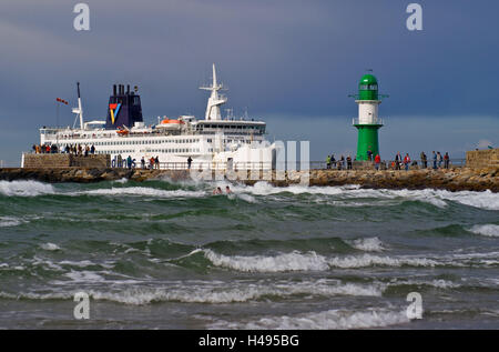 Deutschland, Mecklenburg-Vorpommern, Rostock-Warnemünde, Warnow-Mündung, Boot, Leuchtturm, Ostsee, beacon, Westmole, Hafen, Ozeandampfer, Kreuzfahrtschiff, Zuschauer, Menschen, Touristen, Schwellen, stark, Sommer, Wetter, See, Schwimmen, Orientierungslauf, Naviga Stockfoto