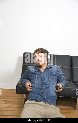 Mann, junge, sitzen, Musik hören, Sofa, Stockfoto