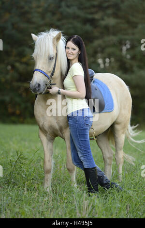 Junge Frau, Pferd, Islandpferd, Wiese, stehen, Blick in die Kamera, Landschaft, Stockfoto