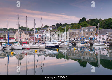 Morgendämmerung am Padstow Hafen an der Küste von North Cornish, Cornwall, England. Sommer (Juni) 2013 Stockfoto