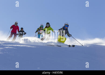 fünf Skifahrer, Kinder und Erwachsene auf dem Laufsteg, Stockfoto