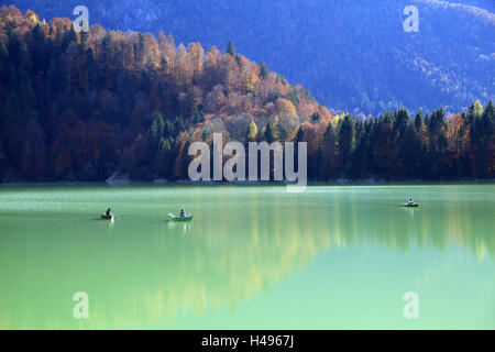 Deutschland, Bayern, Oberbayern, Sylvensteinspeicher, Wasser, See, Wasser künstlich, Tank, Speicher See, Stausee, Sylvensteinspeicher, grün, Boot, Angler, drei, Fisch, Holz, Herbst Holz, Farben, Herbstfärbung, Landschaft, Person, Spiegelung, Stockfoto