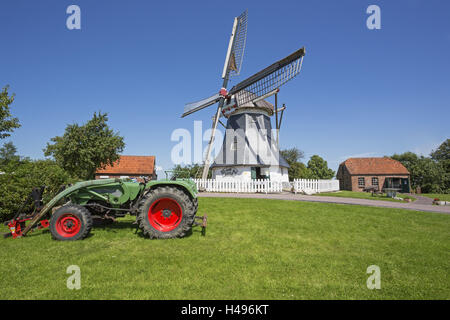 Werdumer Mühle in Werdum, Traktor, Harlingerland, Ostfriesland, Niedersachsen, Stockfoto