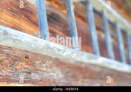 hölzerne Dirigent in der Wand des Hauses, mittlere Nahaufnahme, Detail, Stockfoto