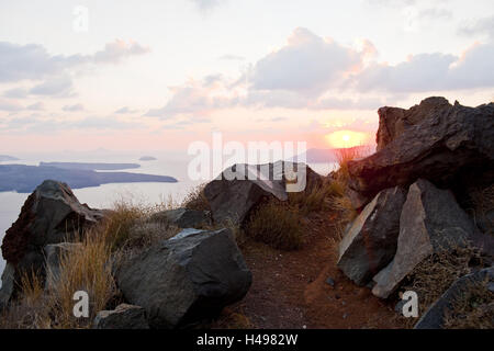Griechenland, Cyclades, Santorini, Imerovigli, Sonnenuntergang hinter Oia, Blick über die Skaros Rock Stockfoto