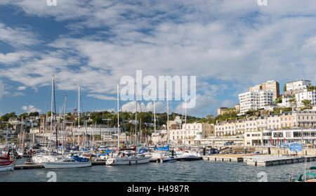 Yachten ankern in Torquay Marina South Devon, England. Stockfoto