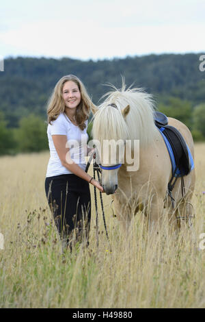 Mädchen, Pferd, Wiese, Ständer, frontal, Rückfahrkamera, Landschaft, Stockfoto