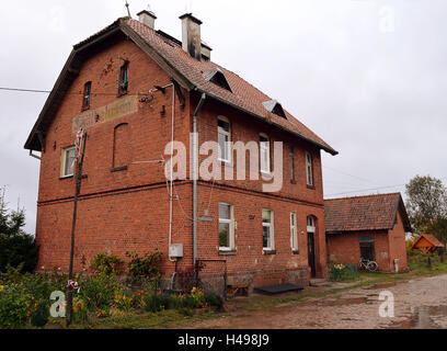 Der stillgelegte Bahnhof am heutigen Zytkiejmy, Polen. Stockfoto