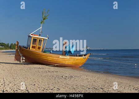 Deutschland, Westpommern, Insel Usedom, Seebad Ahlbeck, Heringsdorf, Pier Strand, Sonnenaufgang, Fischerboot, Stockfoto