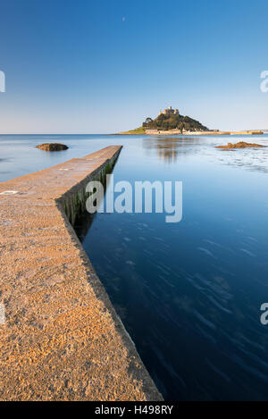 Slipanlage bis St Michaels Mount vor der Küste von Marazion, Cornwall, England. Stockfoto