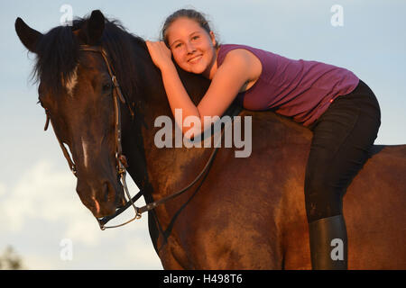 Teenager-Mädchen, Pferd, Arabo-Haflinger, zurück, Lüge, Rückfahrkamera, Stockfoto