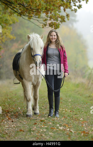 Teenager-Mädchen, Pferd, Islandpferd, Wiese, führenden, Frontal, Blick in die Kamera, Stockfoto