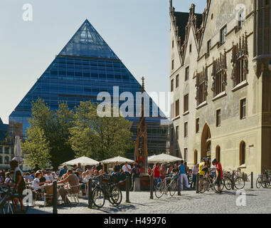 Deutschland, Baden-Wurttemberg, Ulm, Rathaus Platz, street Café, na ja, Stadt, Innenstadt, Ort von Interesse, Gebäude, Architektur, Strukturen, Baustile, anders, alte, moderne, Glaspyramide, Stadtbibliothek, Bibliothek, Fisch Korb gut, Rathaus, Café, Sonnenschirme, Fahrräder, außerhalb, Menschen, Touristen, Stockfoto