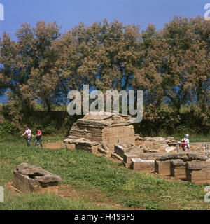 Italien, Toskana, Populonia, Nekropole, San Cerbone, Tourist, Ziel, Ort von Interesse, Kultur, historisch, Grabbeigaben Tempel, Tempel, Architektur, etruskische, Überreste, Archäologie, Tourismus, Person, Besucher, im Außenbereich Stockfoto