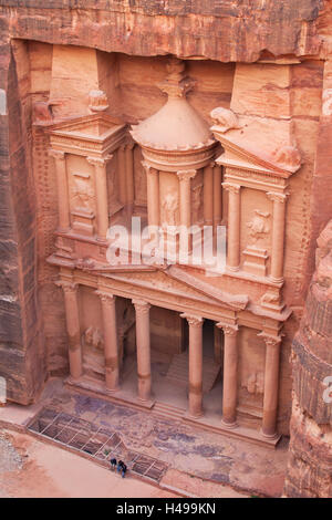 Das 'Treasury' (Al Khazneh), ein Nabatäisches Grab in der archäologischen Stätte von Petra, auch bekannt als die 'Rose City', Jordanien. Stockfoto