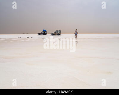 Touristen, die Salzwüste und See in der Afar-Region, Danakil-Senke, Äthiopien. Stockfoto