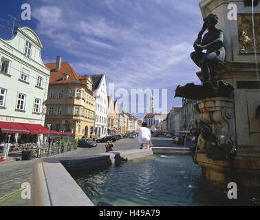 Deutschland, Bayern, Augsburg, Maximilianstraße, Herkulesbrunnen, Detail, Passanten, Sommer, Schwaben, Stadt, Blick auf die Stadt, die Maximilianstraße, Basilika St.-Ulrich-Und-Afra, Kirche, Kirchturm, Häuser, Straße, street Restaurant, street Bar, Café, Tourismus, Person, Stockfoto