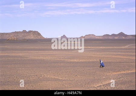 Libyen, Djebel Akakus Gebirge Wüste, Tuareg, gehen nur, Nord, Afrika, wilden Landschaft, Wüste, Sand, Felsen, Galle Formationen, Leute, Mann, lokale, Bewegung, Einsamkeit, Abgeschiedenheit, verlassen, Trockenheit, Trockenheit, Wassermangel, Leben-Trägerflugzeuge, Abgeschiedenheit, individuell, Stockfoto