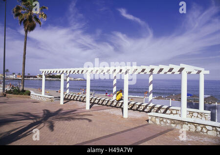 Spanien, Andalusien, Costa Del Sol, Fuengirola, Meer, Tourismus, Strand, Tourismus, Person, Urlaub, Strandurlaub, Rest, Palm, Schatten, Laub, hölzerne Laube, Saison, Sommer, Himmel, Wolken, Wolkenbildung, Stockfoto