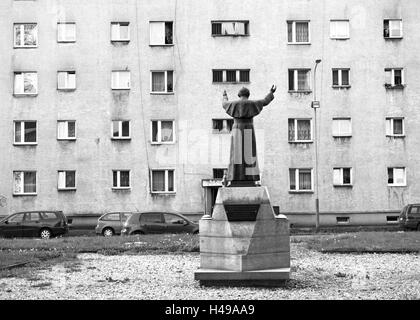 Statue von Papst Johannes Paul II. Blick auf ein Hochhaus, Bierutow, Polen Stockfoto