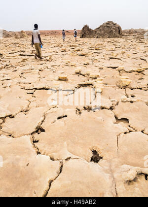 Die Menschen gehen über Mineralboden Formationen um Schwefel See Dallol, Danakil-Senke, Äthiopien, der heißeste Ort auf der Erde. Stockfoto